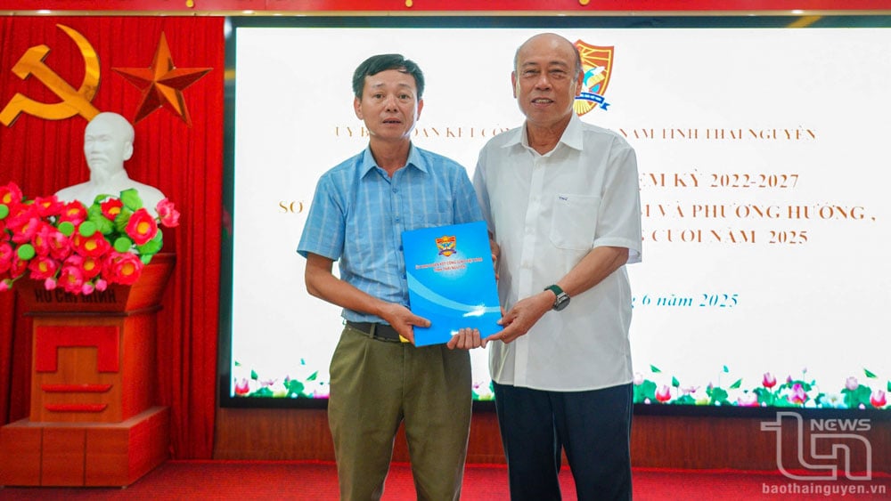 Tại Hội nghị, ông Nguyễn Văn Thời, Chủ tịch Ủy ban Đoàn kết Công giáo tỉnh, trao hỗ trợ cho gia đình giáo dân có hoàn cảnh khó khăn.