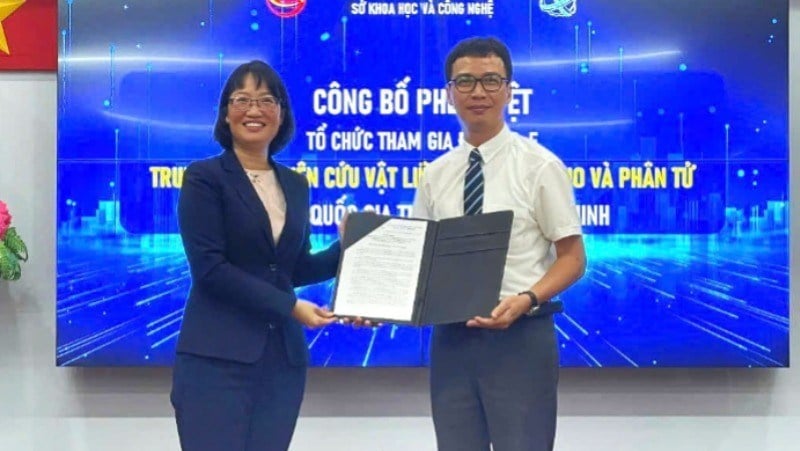 Ms. Tran Thi Dieu Thuy, Vice Chairwoman of Ho Chi Minh City People's Committee awarded the Certificate to the Center for Research on Nanostructured and Molecular Materials.