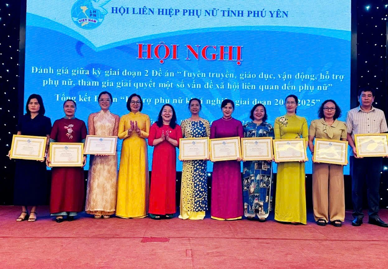 Lãnh đạo Hội LHPN tỉnh trao bằng khen của hội cho các tập thể có thành tích xuất sắc trong thực hiện Đề án 939. Ảnh: NGỌC DUNG