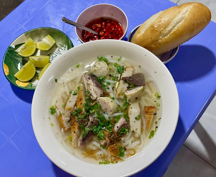Chiều mưa dạo chợ Lạc Quang ăn đồ Phan Rang: Bánh canh, căn, xèo, chả cá gợi vị quê nhà - Ảnh 1.