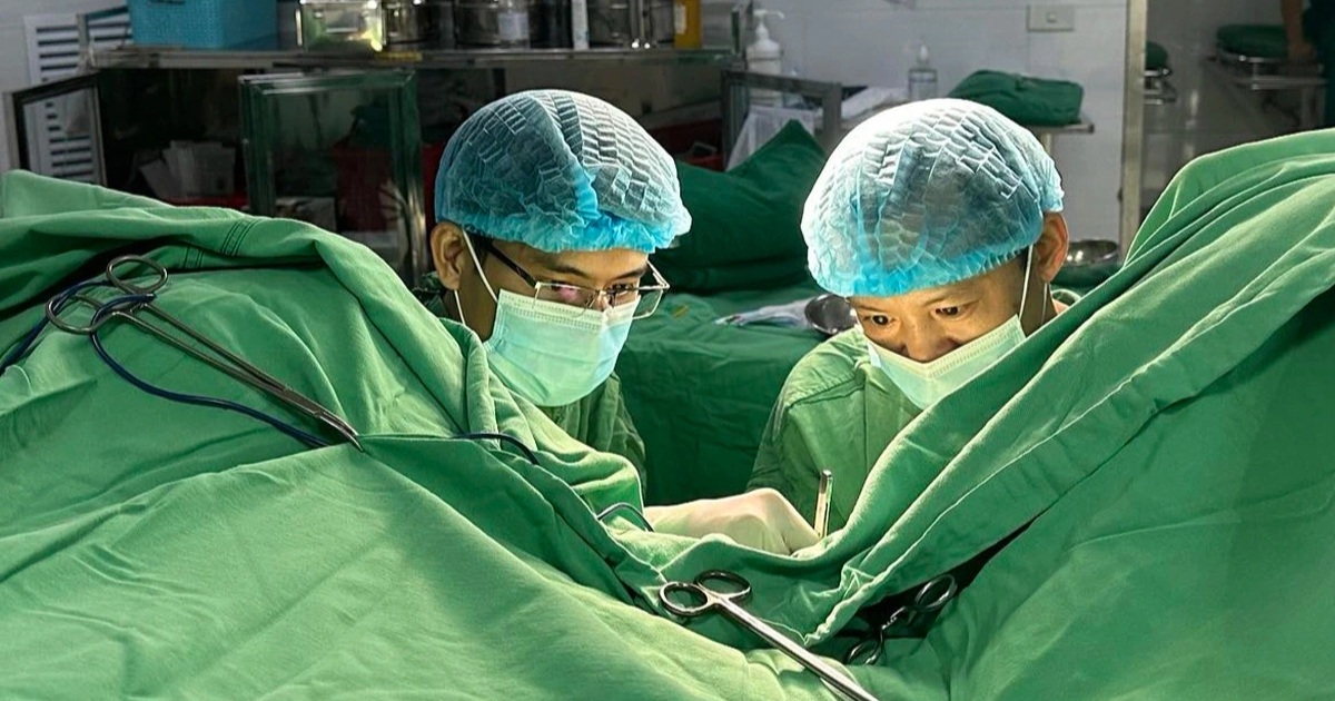Người đàn ông vào viện với vùng kín phình to như quả bóng