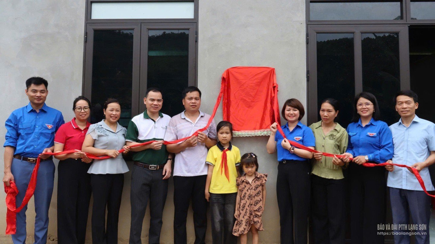 Lãnh đạo Tỉnh đoàn - Hội đồng Đội tỉnh và đại diện các cơ quan, đơn vị khánh thành và bàn giao ngôi nhà.