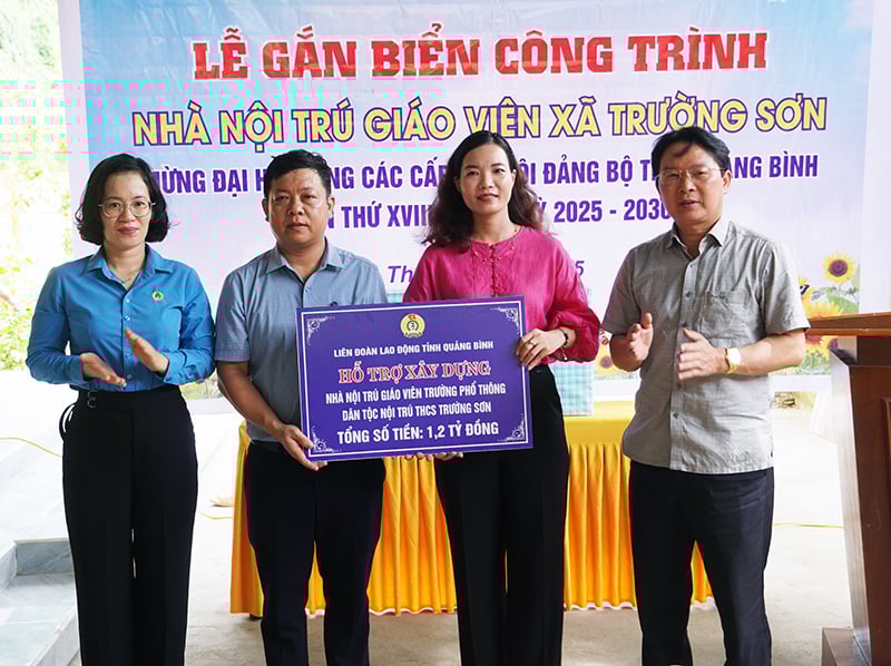 Representantes de los líderes de las Federaciones Laborales Provinciales y Distritales de Quang Ninh presentaron una placa simbólica para apoyar la financiación para la construcción de un dormitorio para maestros en la comuna de Truong Son.