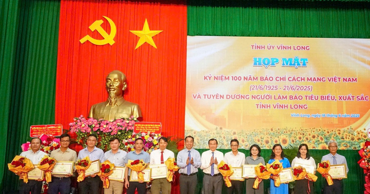 ប្រធានគណៈកម្មាធិការប្រជាជនខេត្ត Vinh Long ប្រគល់វិញ្ញាបនបត្រកុសលដល់កាសែតច្បាប់វៀតណាម