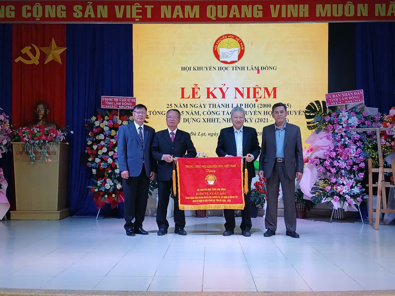 GS.TS Trần Hồng Sơn - Phó Chủ tịch Hội Khuyến học Việt Nam tặng Cờ đơn vị xuất sắc cho Hội Khuyến học tỉnh.