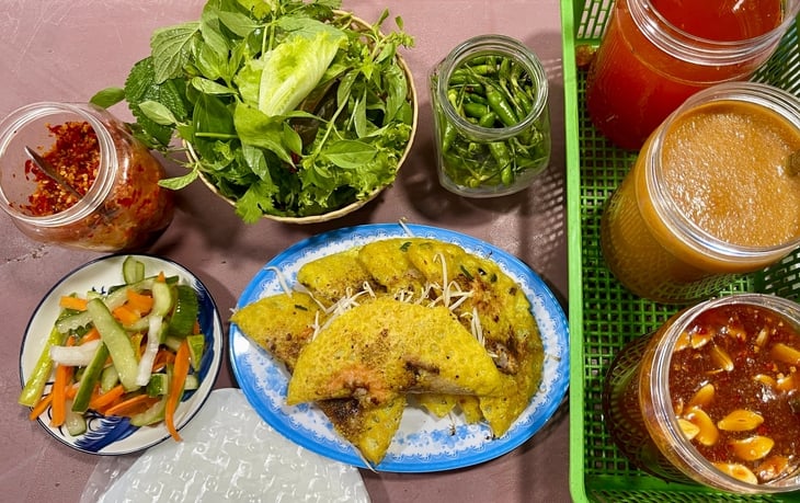 Chiều mưa dạo chợ Lạc Quang ăn đồ Phan Rang: Bánh canh, căn, xèo, chả cá gợi vị quê nhà - Ảnh 5.