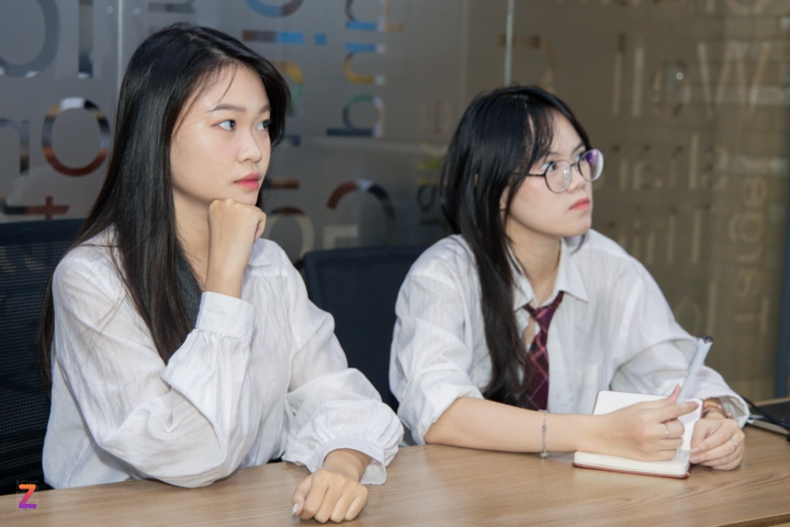 多くの人は、学校のランキングや評判が若者の就職機会に影響を与えると考えています。（写真：フォン・ラム）