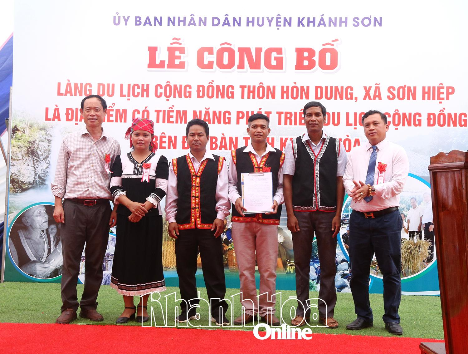 Lãnh đạo UBND xã Sơn Hiệp trao quyết định thành lập Ban Quản lý Làng du lịch cộng đồng thôn Hòn Dung