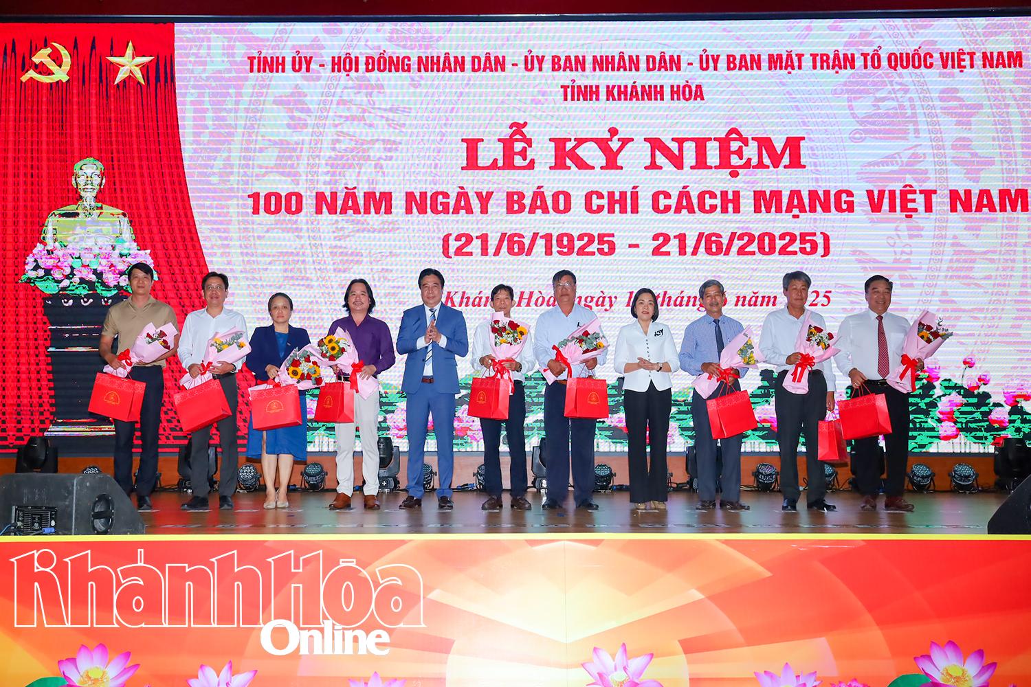 Lãnh đạo tỉnh Khánh Hòa tặng quà tri ân các cơ quan báo chí trên địa bàn tỉnh.