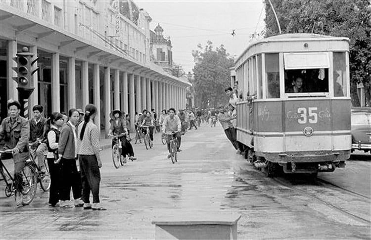 Tàu điện chạy qua phố Tràng Tiền, Hà Nội ngày 4/4/1973. Ảnh: Horst Faas / AP Photo.