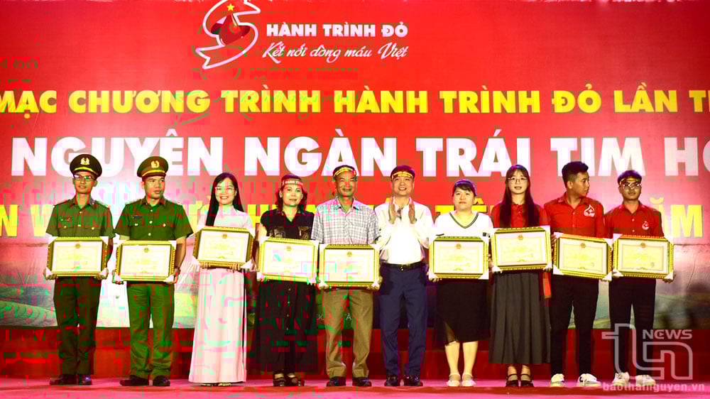 Đại diện các gia đình, tấm gương người hiến máu tiêu biểu được tôn vinh tại chương trình Hành trình đỏ- Thái Nguyên ngàn trái tim hồng tổ chức mới đây.