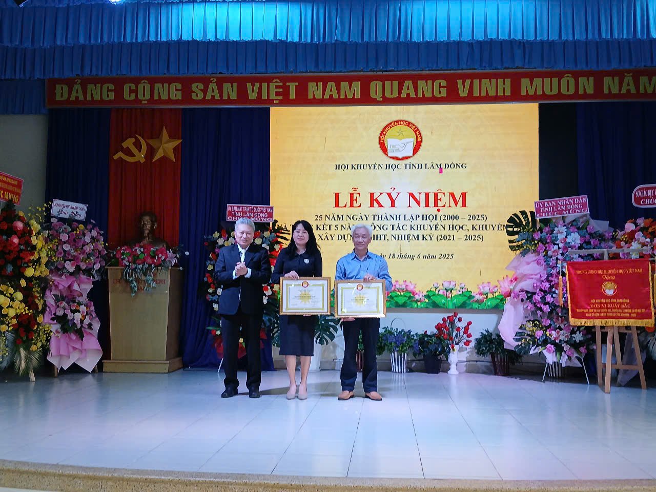 Hội Khuyến học Việt Nam tặng bằng khen cho các tập thể, cá nhân có thành tích xuất sắc trong công tác khuyến học.