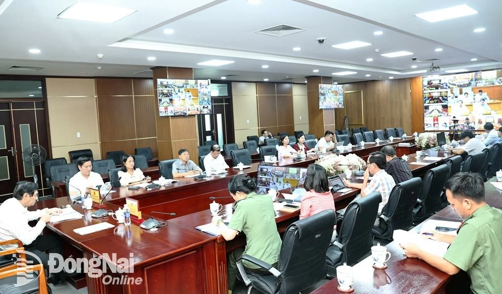 Phó chủ tịch UBND tỉnh Nguyễn Sơn Hùng cùng các đại biểu của tỉnh dự hội nghị. Ảnh: Công Nghĩa