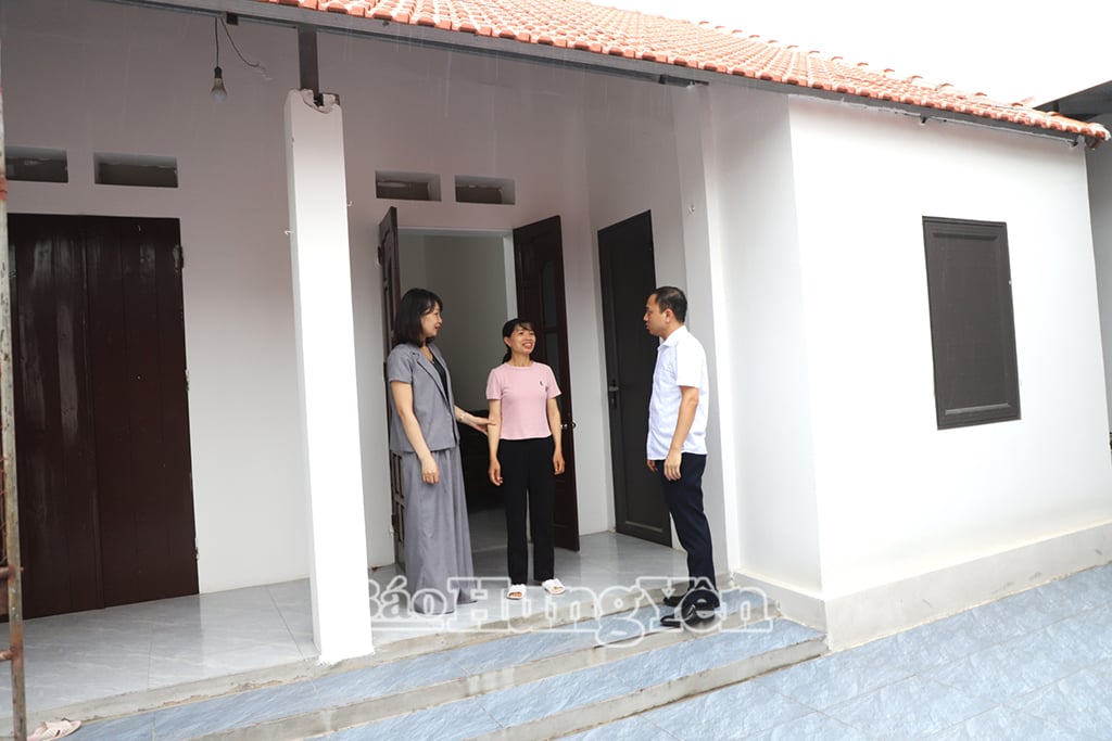 តំណាងគណៈកម្មាធិការអចិន្ត្រៃយ៍គណៈកម្មាធិការរណសិរ្សមាតុភូមិវៀតណាមស្រុក Van Giang បានទៅសួរសុខទុក្ខ និងលើកទឹកចិត្តគ្រួសារលោកស្រី Pham Thi Voc (ឃុំ Long Hung)
