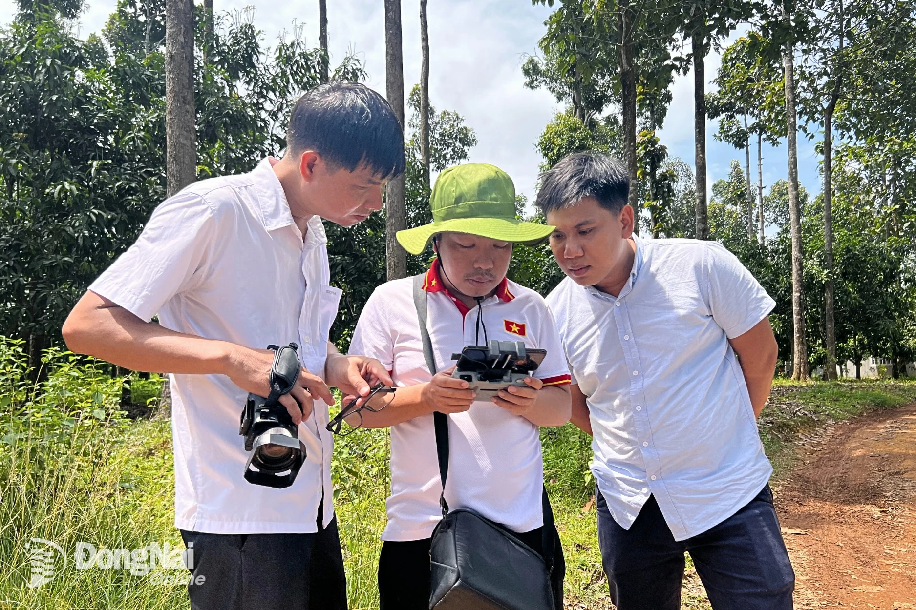 Anh Đức Huy tác nghiệp cùng các phóng viên báo thường trú. Ảnh: Minh Hạnh