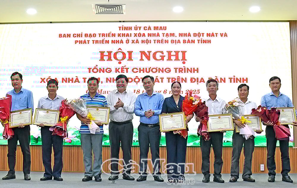 Chủ tịch UBND tỉnh Phạm Thành Ngại và Phó Chủ tịch Uỷ ban MTTQ Việt Nam tỉnh Nguyễn Văn Khởi trao bằng khen và tặng hoa chúc mừng các tập thể.