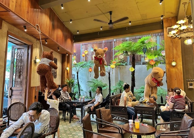Chi nửa tỉ trang trí gấu bông độc lạ, quán cà phê TP.HCM thành điểm check-in 'hot' - Ảnh 6.