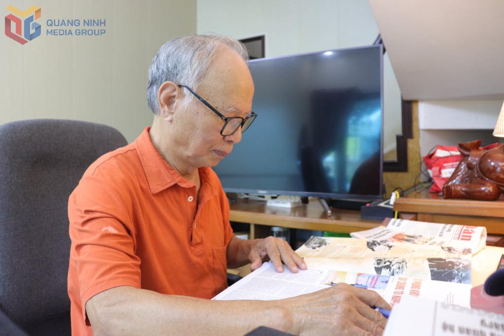 Le journaliste Vu Dieu lit le journal Quang Ninh