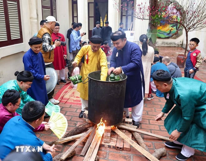 ttxvn-goi-banh-chung-truyen-thong-don-xuan-nhu-nguoi-ha-noi-xua.jpg