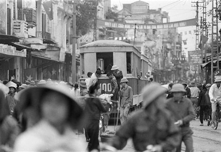 Tàu điện chạy qua khu vực chợ Đồng Xuân, 17/3/1973. Ảnh: Horst Faas / AP Photo.