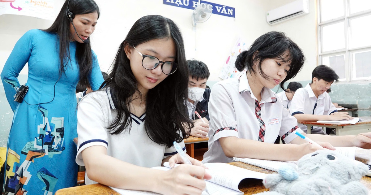 High School Graduation Exam 2025: From 4 subjects, how many combinations are there for university and college admission?