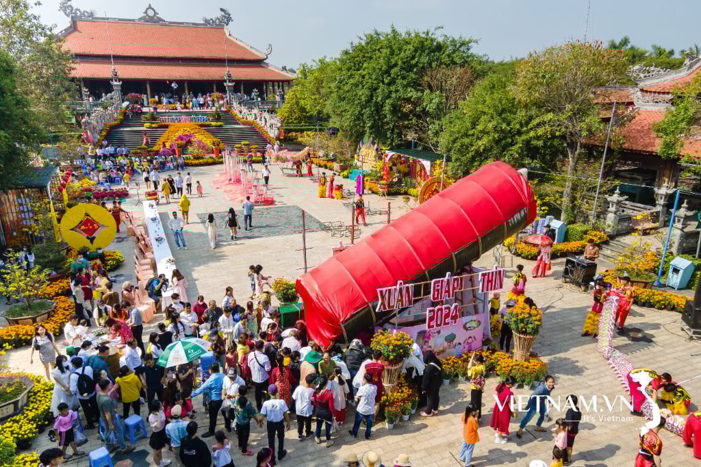 Mở đòn bánh Tét Kỷ lục Việt Nam tại Khu Văn hoá Phương Nam huyện Lấp Vò tỉnh Đồng Tháp.jpeg