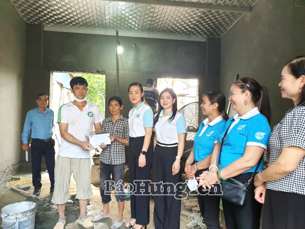 Leaders of My Hao Town Women's Union presented support for a shelter of love to poor members
