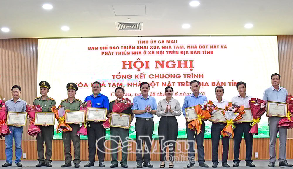 Phó chủ tịch điều hành HĐND tỉnh Lê Thị Nhung và Chủ nhiệm Uỷ ban Kiểm tra Tỉnh uỷ Lê Minh Ý, trao bằng khen và tặng hoa chúc mừng các tập thể.
