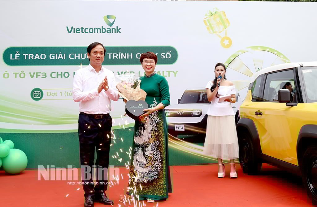 Phó Giám đốc Chi nhánh Vietcombank Ninh Bình trao tặng phần thưởng đặc biệt cho khách hàng may mắn.