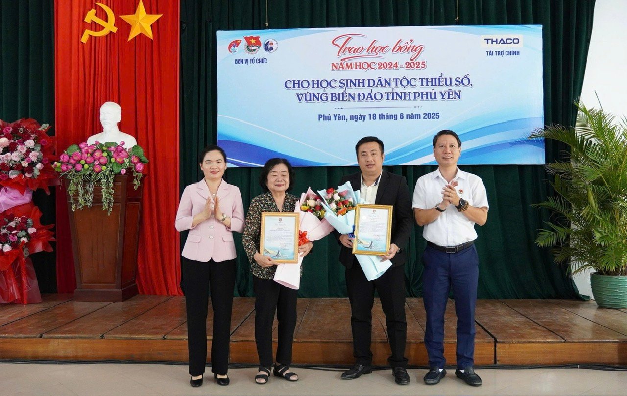 Trưởng ban Tuyên giáo và Dân vận Tỉnh ủy Đinh Thị Thu Thanh và Bí thư Tỉnh đoàn Lương Minh Tùng trao thư cảm ơn và tặng hoa cho lãnh đạo Quỹ học bổng Vừ A Dính - CLB “Vì Hoàng Sa - Trường sa thân yêu” và nhà tài trợ Tập đoàn THACO. Ảnh: BẢO KÍNH