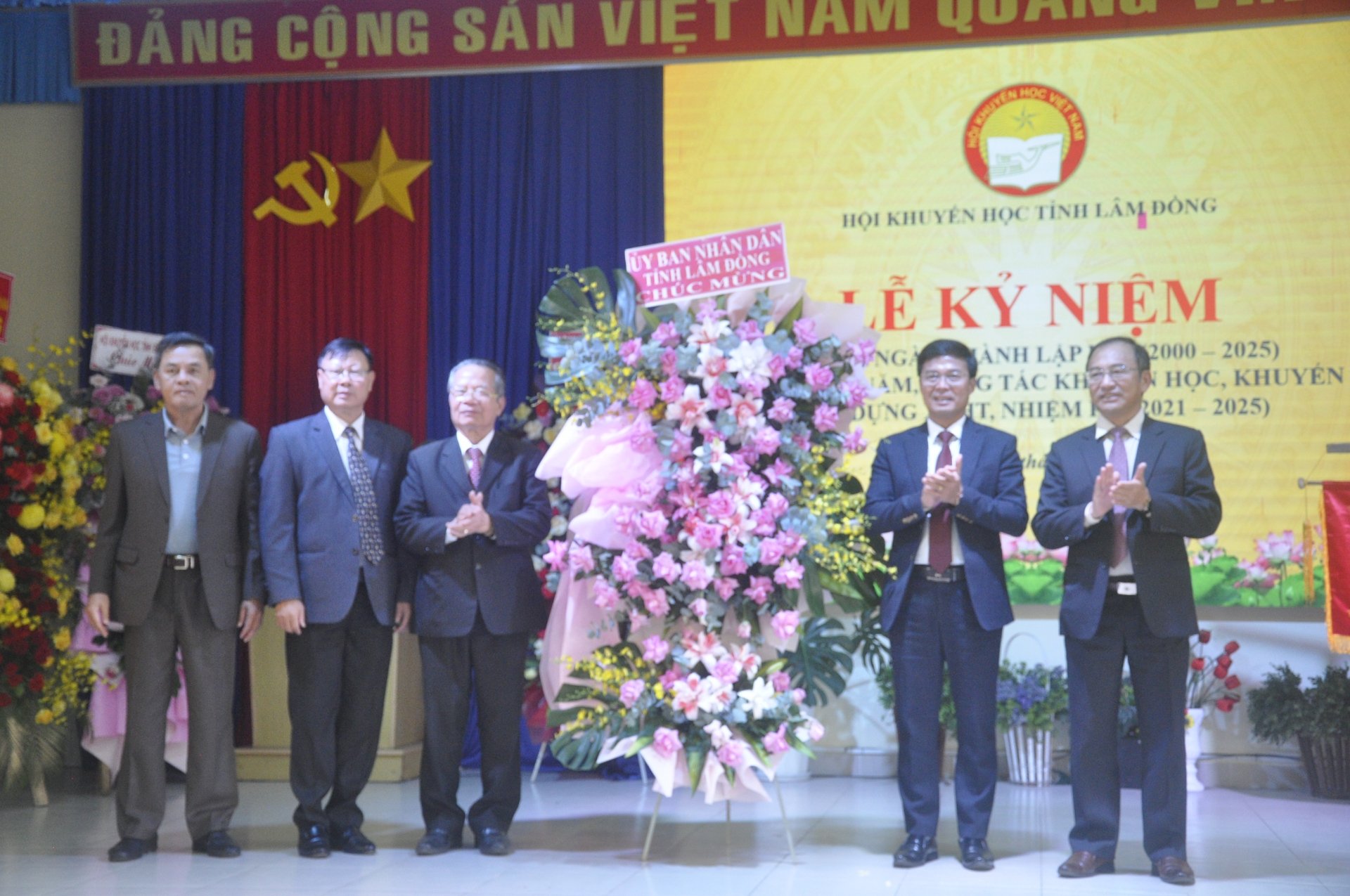 Ông Đinh Văn Tuấn - Phó Chủ tịch UBND tỉnh tặng hoa chúc mừng Hội Khuyến học tỉnh.