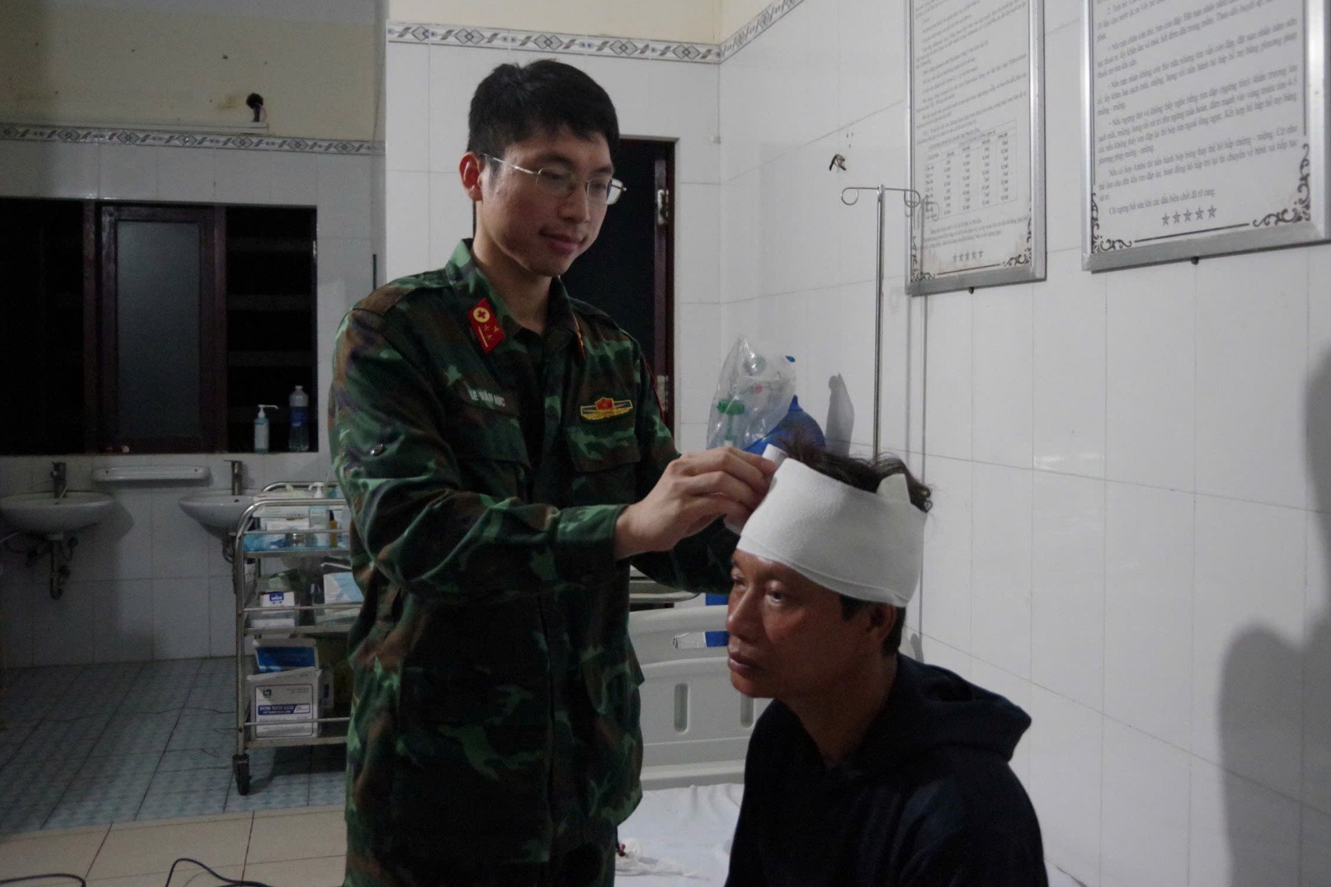 Doctors take care of fishermen's health.