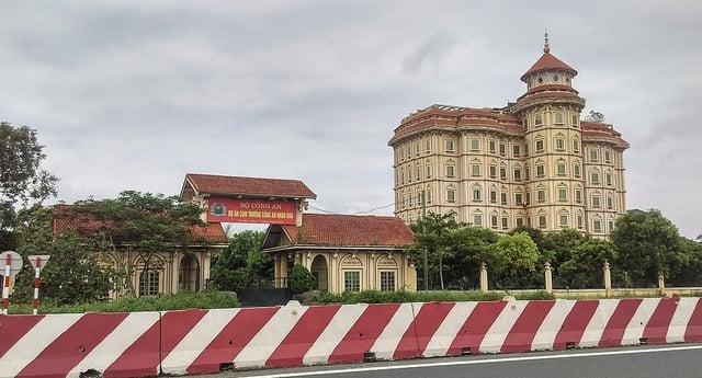 Đình chỉ hoạt động đào tạo một trường đại học từng được Bộ Công an mua lại - Ảnh 1.