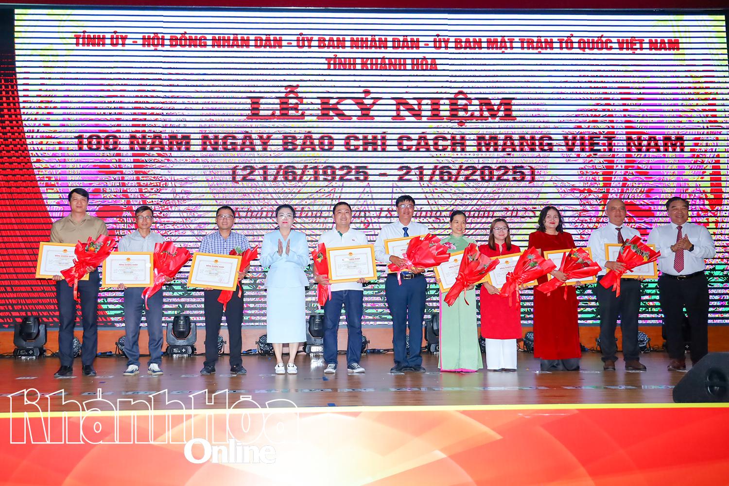 Lãnh đạo tỉnh Khánh Hòa và Hội Nhà báo tỉnh Khánh Hòa trao giải khuyến khích cho các tác giả.