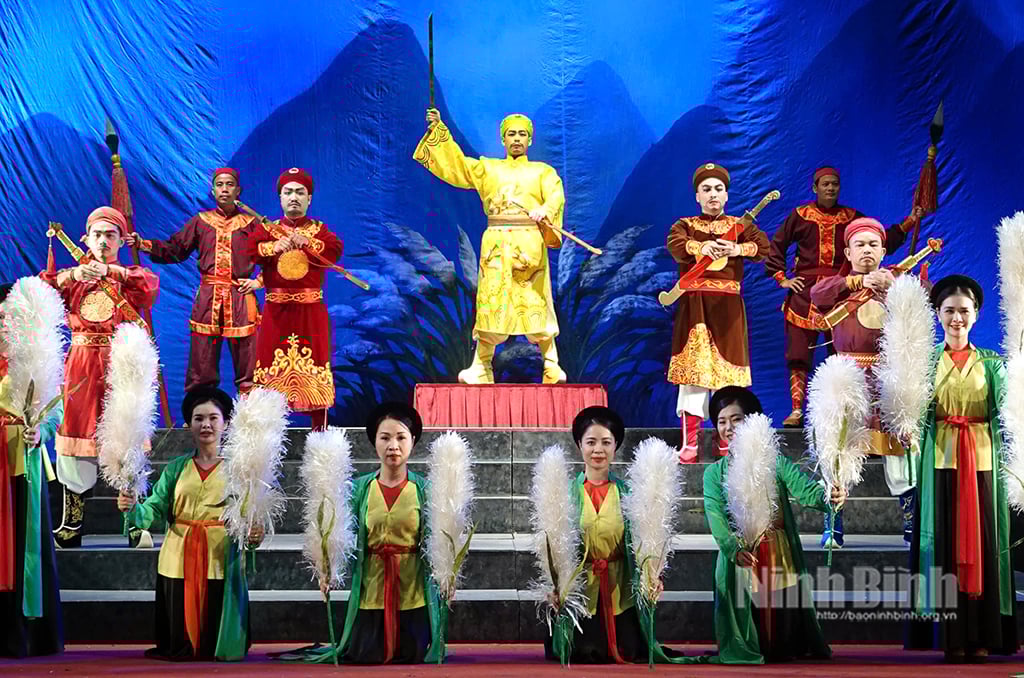 Artists of Ninh Binh Cheo Theater in the cheo play 