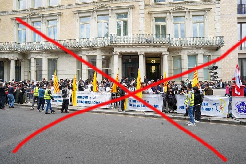 Some people, motivated by personal interests, gathered to protest in front of the Vietnamese Embassy in the UK.