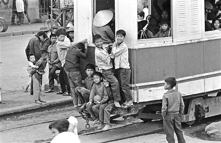 Một nhóm thiếu niên &quot;bám càng&quot; tàu điện, 2/4/1973. Ảnh: Horst Faas / AP Photo.