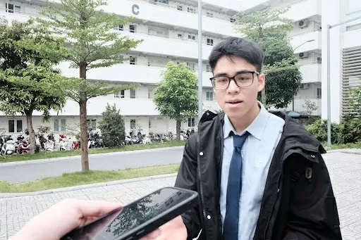 Students of the Diplomatic Academy shared their lack of confidence when asked about CPR skills. (Photo: Duc Nghia)