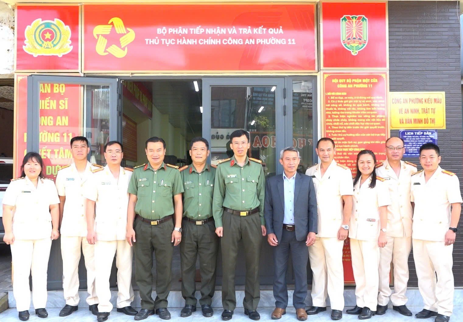 Thượng tá Phạm Thanh Hùng, Phó Giám đốc tỉnh, cùng các đại biểu tại lễ gắn biển “Công an phường kiểu mẫu về an ninh trật tự và văn minh đô thị” Công an phường 11
