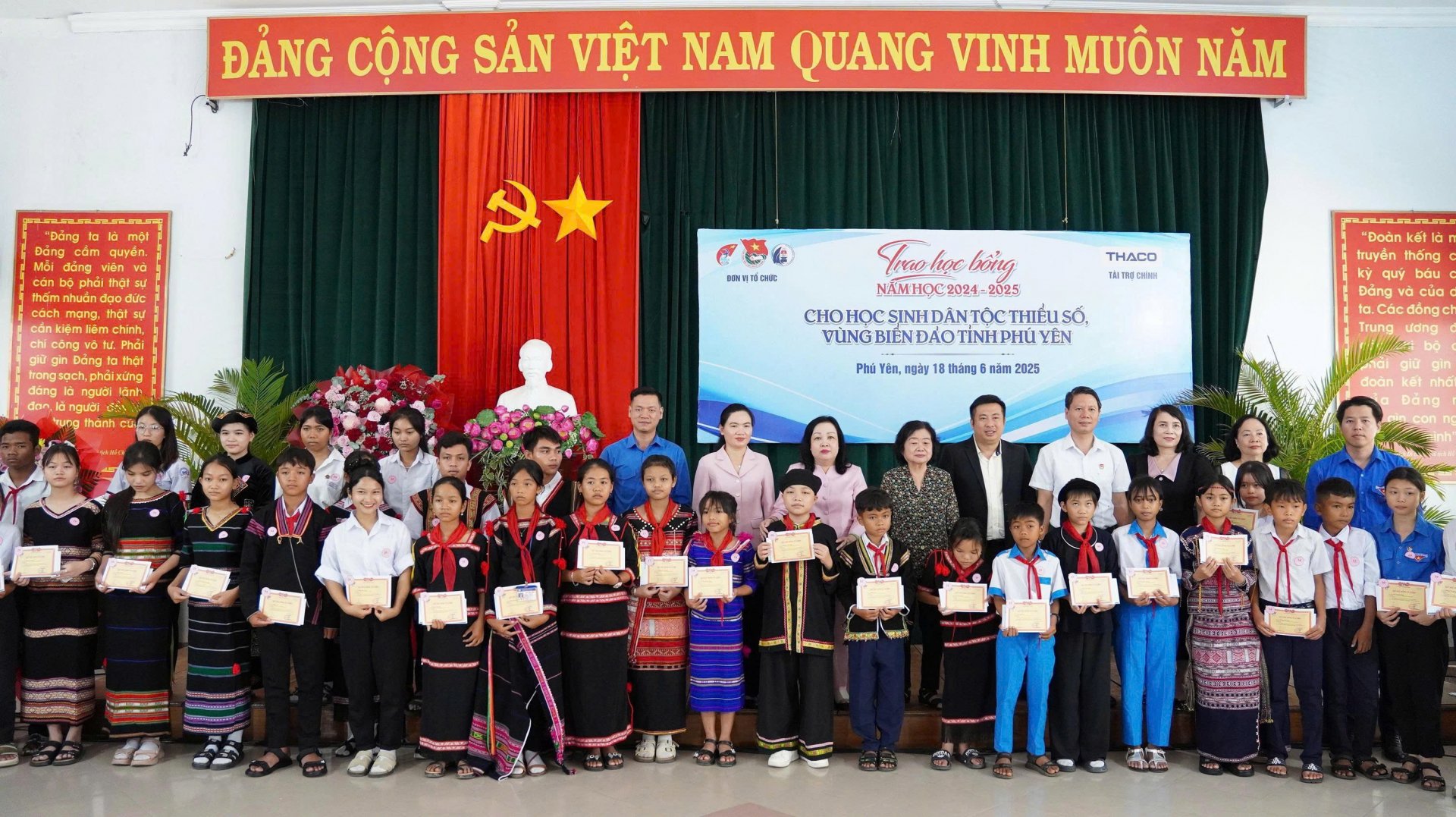 Bà Trương Mỹ Hoa; Bí thư Tỉnh ủy Cao Thị Hòa An; Trưởng ban Tuyên giáo và Dân vận Tỉnh ủy Đinh Thị Thu Thanh cùng lãnh đạo các sở, ngành, Tỉnh đoàn trao học bổng Vừ A Dính cho học sinh người đồng bào DTTS có hoàn cảnh khó khăn. Ảnh: BẢO KÍNH