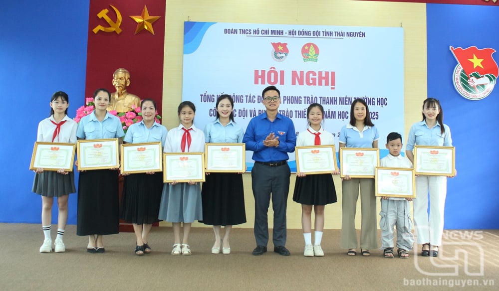 ผู้นำสหภาพเยาวชนจังหวัดมอบรางวัลแก่กลุ่มและบุคคลจำนวน 12 กลุ่มที่ได้รับรางวัลในการประกวดคลิปวิดีโอเด็กไทยเหงียนโดยร้องเพลงชาติตามที่อยู่สีแดง