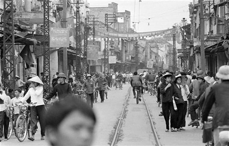 Đường tàu điện gần chợ Đồng Xuân, 2/4/1973. Ảnh: Horst Faas / AP Photo.