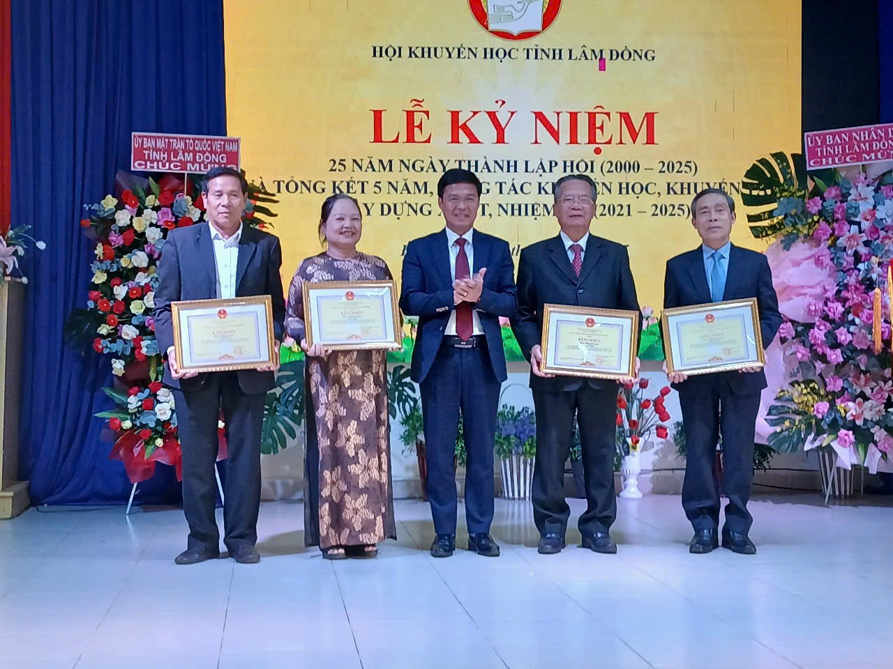 Phó Chủ tịch UBND tỉnh Đinh Văn Tuấn tặng bằng khen của UBND tỉnh cho các Chi hội Khuyến học xuất sắc.
