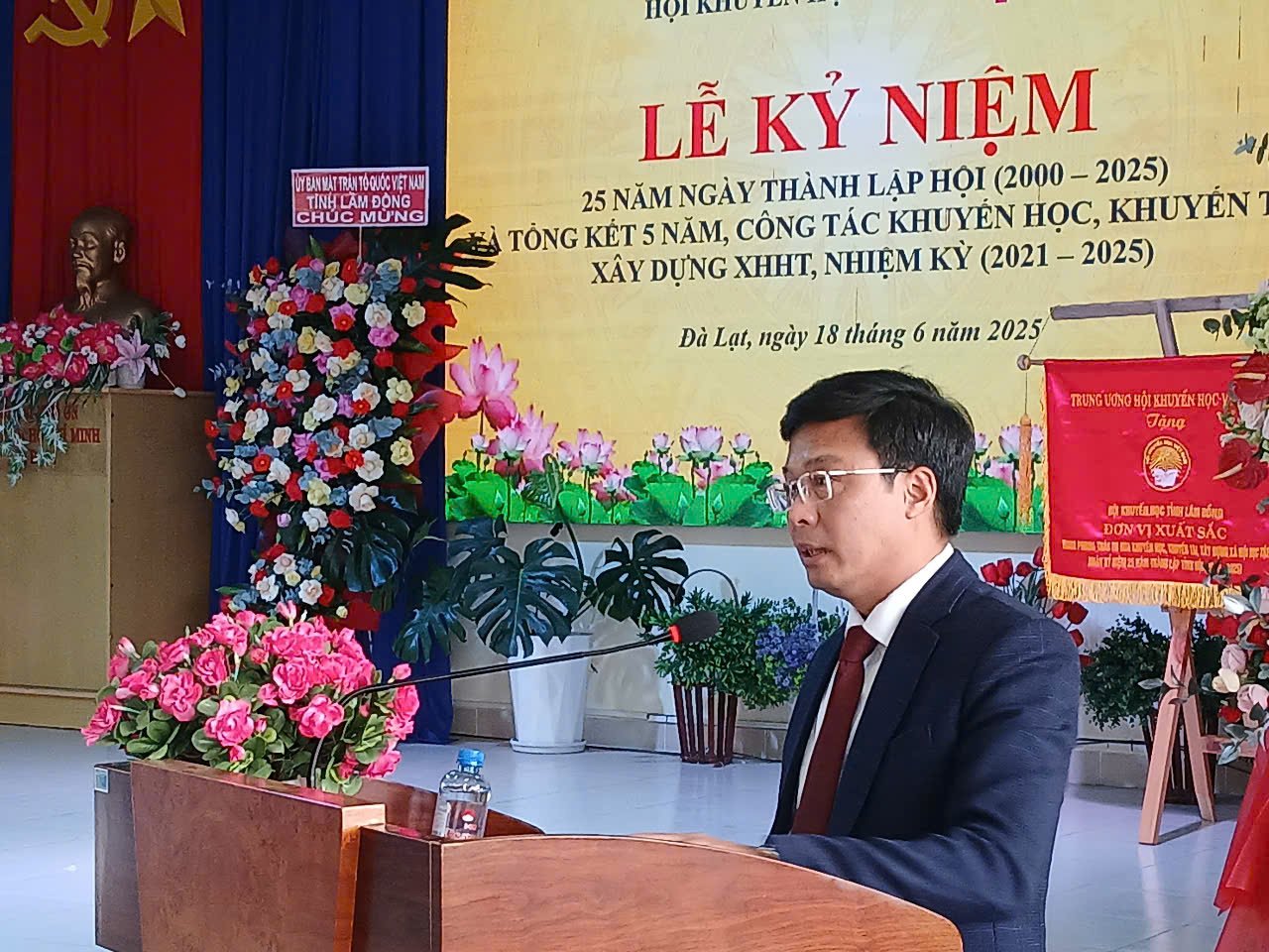 Phó Chủ tịch UBND tỉnh Đinh Văn Tuấn phát biểu chúc mừng Hội Khuyến học tỉnh.