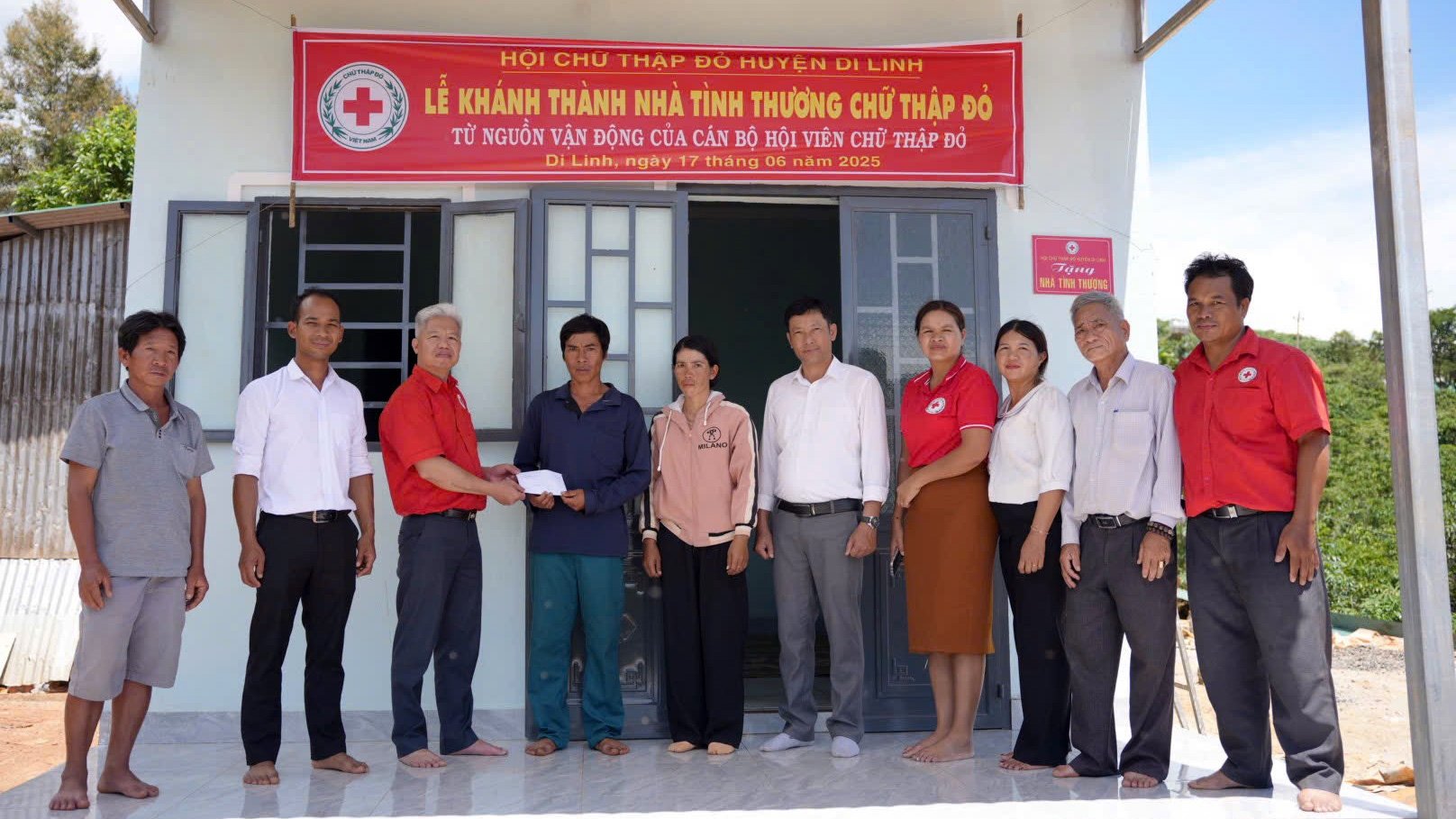 Trao nhà tình thương cho gia đình anh K nghẹo