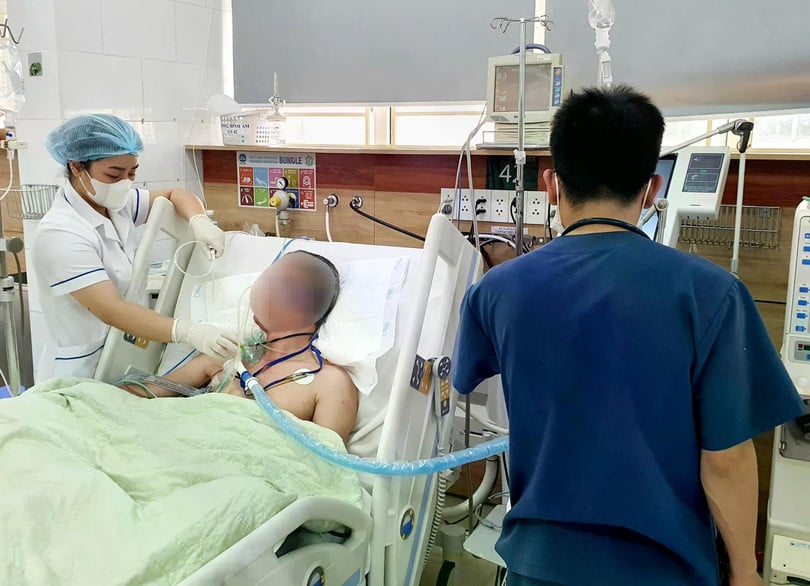 Bệnh nhân mới thoát khỏi hôn mê, vẫn phải hỗ trợ hô hấp, lọc máu do ngộ độc cồn giả chứa methanol. Ảnh: BVCC.