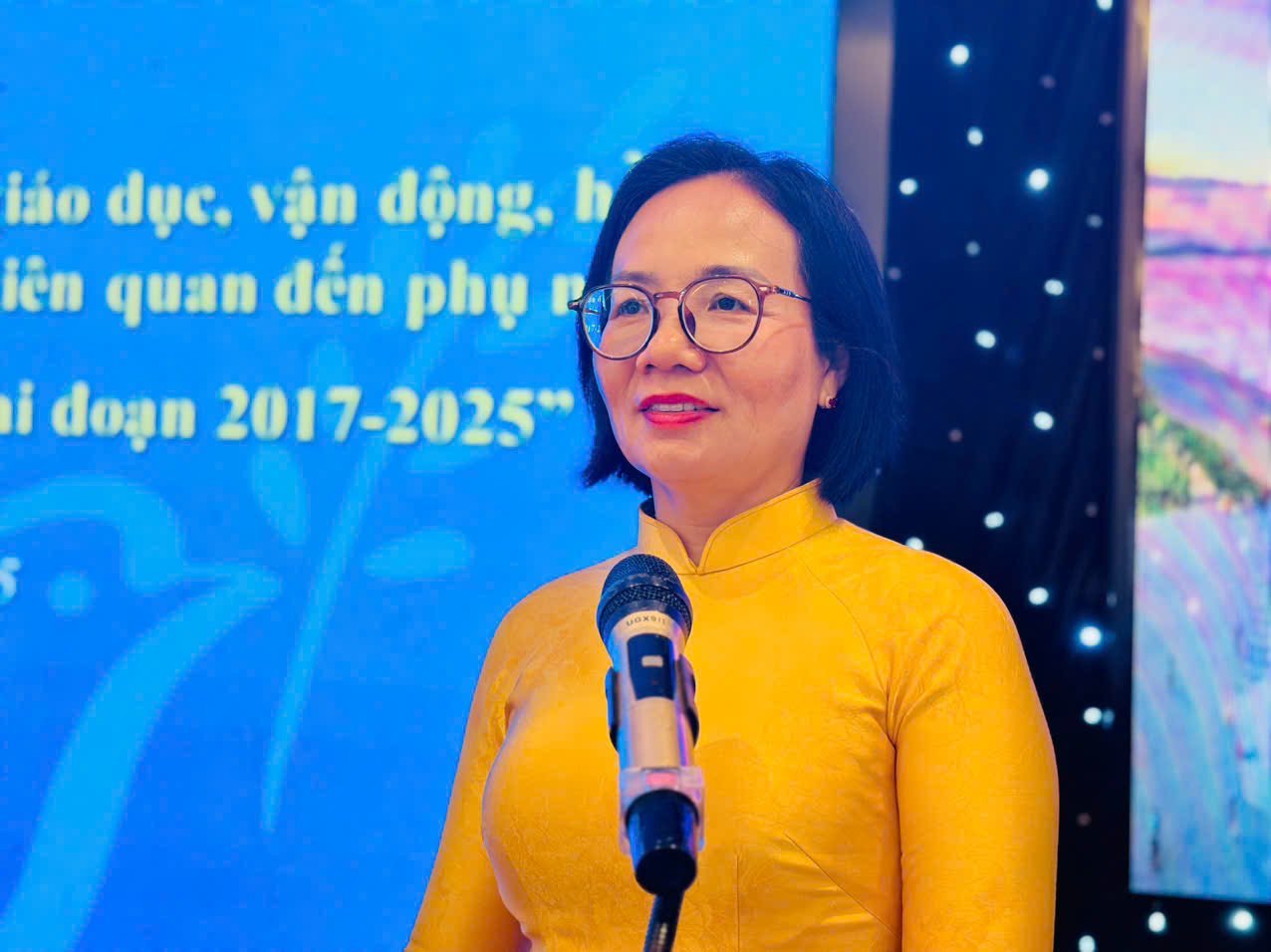  Chủ tịch Hội LHPN tỉnh Nguyễn Thị Hồng Thái phát biểu tại hội nghị. Ảnh: NGỌC DUNG