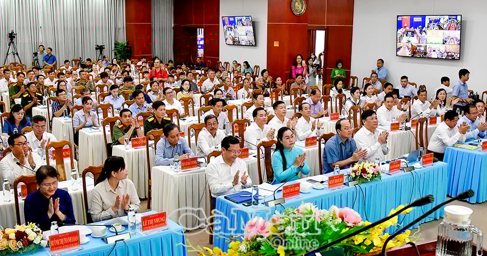 Các đồng chí lãnh đạo tỉnh và đại biểu tham dự hội nghị.