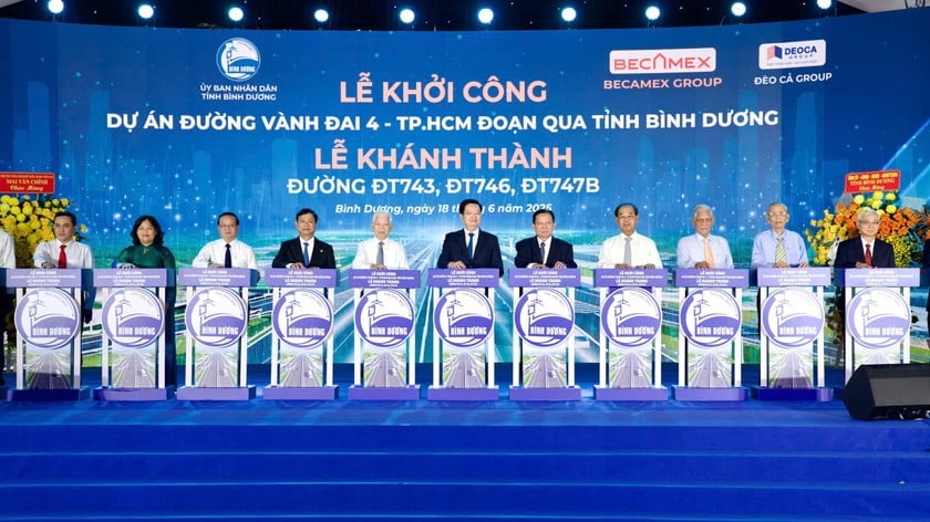 Các đại biểu bấm nút khởi công đường Vành Đai 4