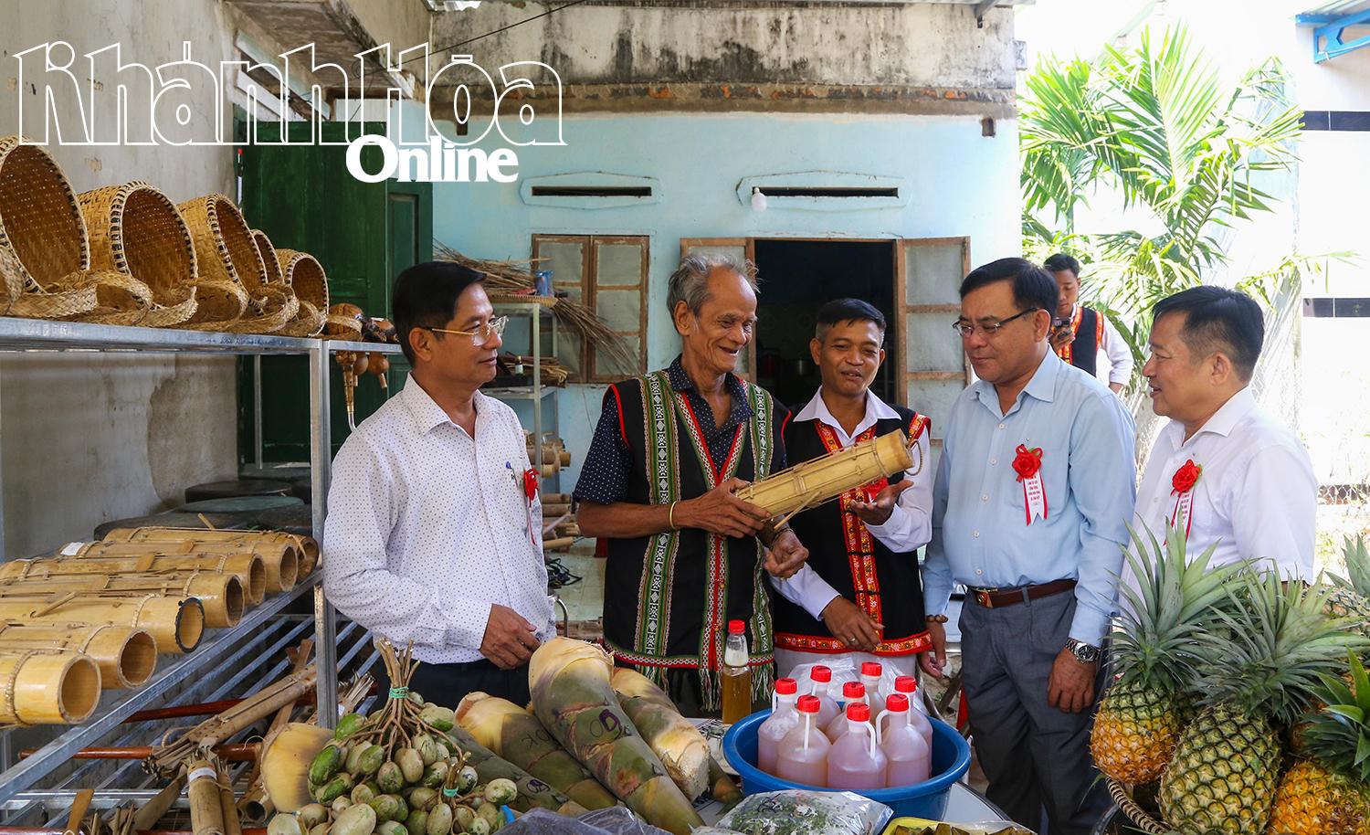 các địa biểu tham quan điểm đan lát và làm đồ thủ công mỹ nghệ Mấu Hồng Thái